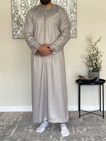Men’s Shiny Grey Omani Thobe Jubbah with Tassel