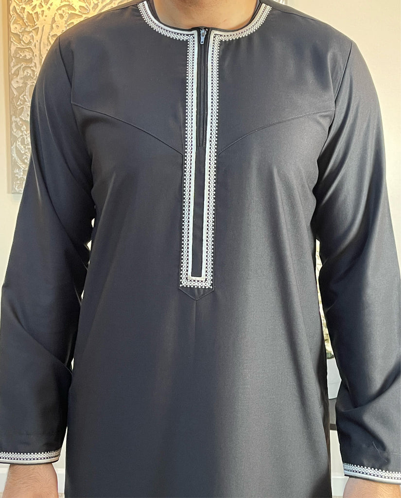 Premium Men’s Black Embroidered Omani Thobe – AWRAH CLOTHING